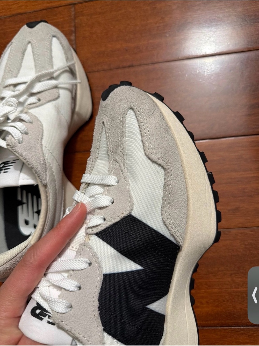New Balance Cream, Black & cream size 6.5 (fits like 6 women’s ) - Picture 10 of 10